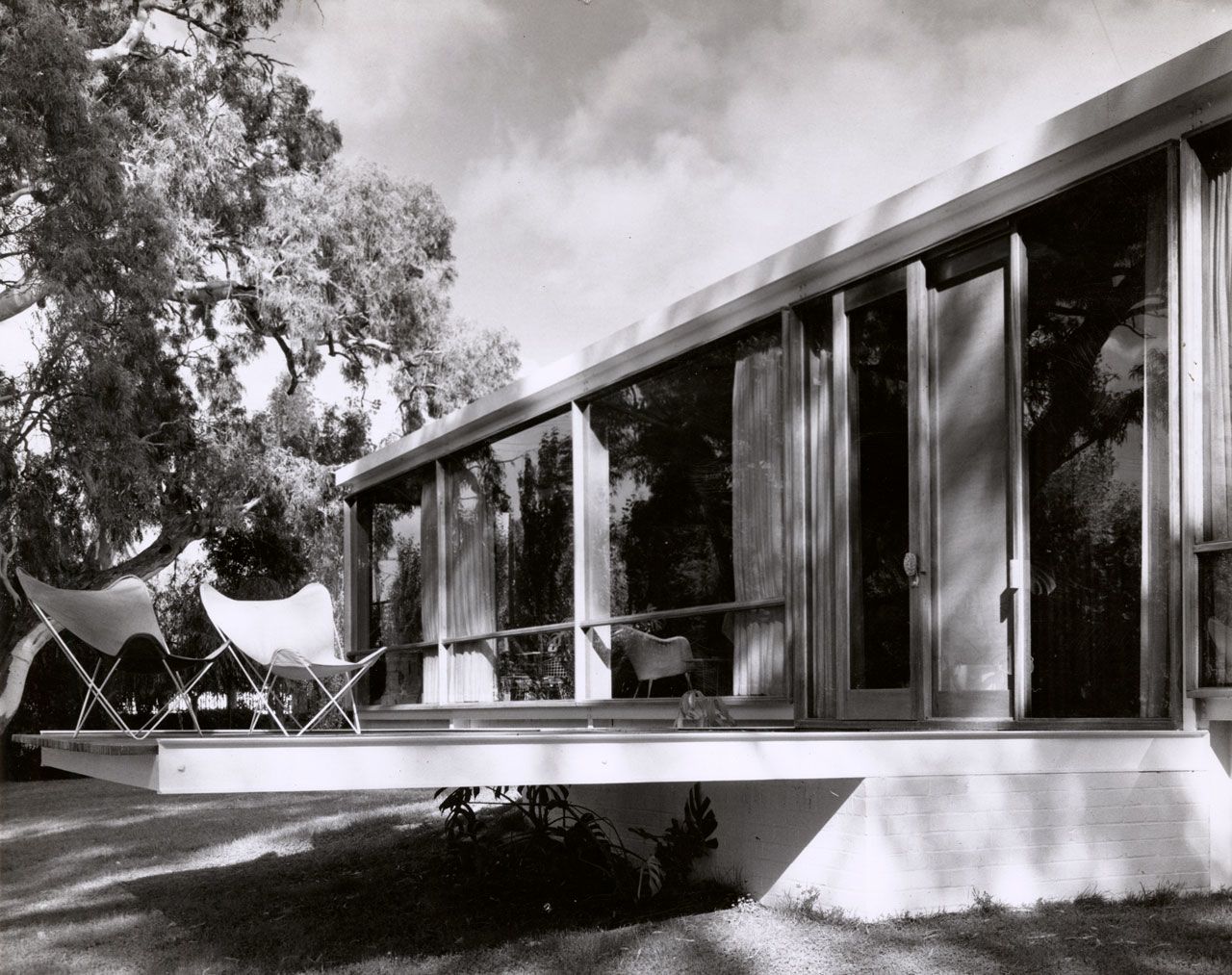 An external photograph of the house with an open air deck at 224b Cross Rd (Napier Terrace), Unley Park, designed by architects Cheesman, Doley, Brabham and Neighbour. SLSA: BRG 346/28/CheesmanandCo/15/5
