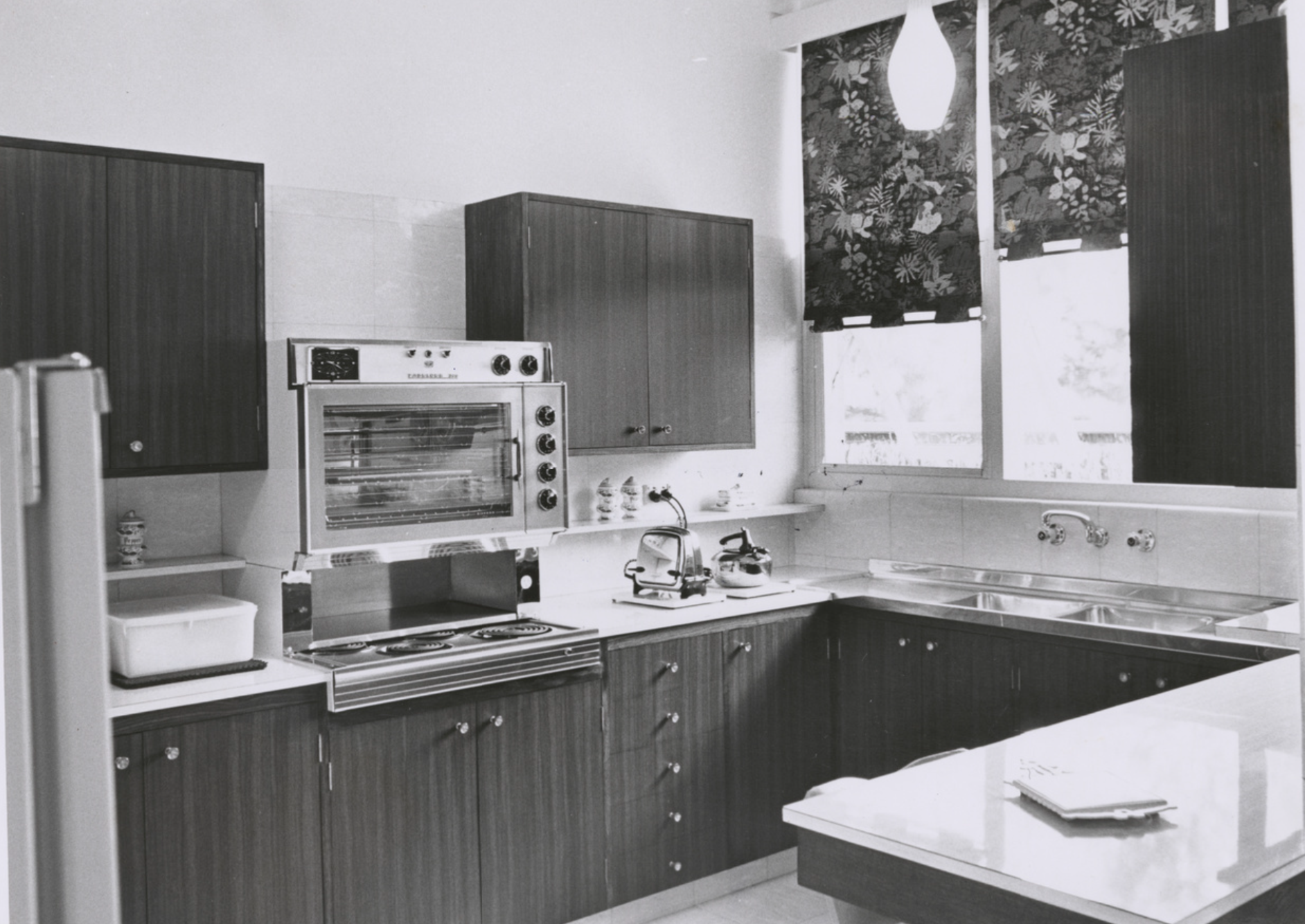 Internal view of kitchen area of house at Hay Court, Walkerville designed by Brian Vogt, 4 April 1966. SLSA: BRG 346/28/ BRUERVOGT/6/8
